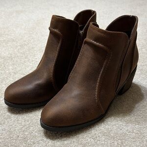 NEW Bella~Vita Brown Ankle Boots